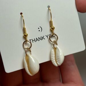 Seashell dangle earrings